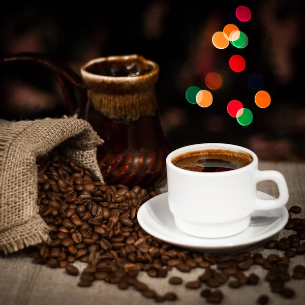 Kahve ve kahve çekirdekleri çuval, Natürmort bokeh etkisi ile dışarı dökülen