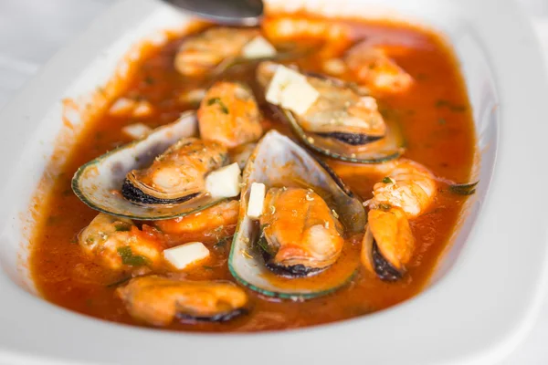 Mejillones con cáscara en salsa de tomate - mejillones griegos saganaki —  Fotos de Stock