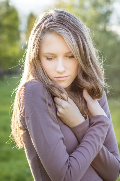 Aşağı, açık portre seyir genç güzel hüzünlü kız