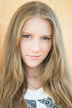 Genç güzel genç kız portre - headshot