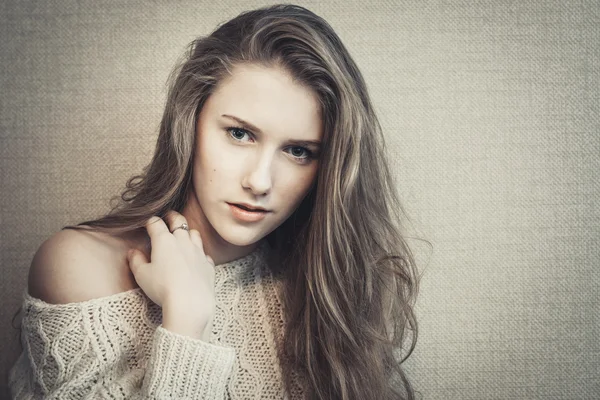 Young blond model looking at camera with questioning glance — Stock Photo, Image