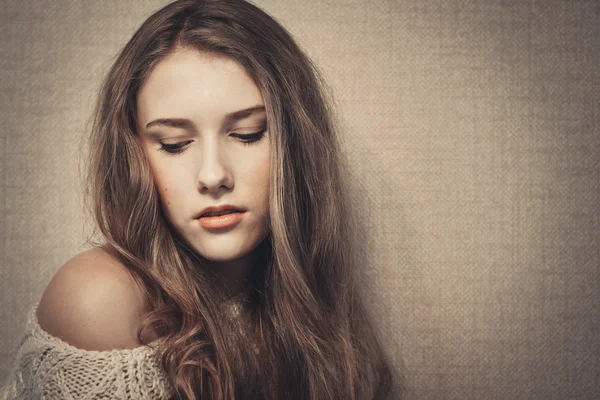 Aşağı, stüdyo portre seyir genç güzel kız