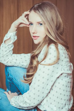 Katta yarı-açık, stüdyo portre oturan genç güzel kız