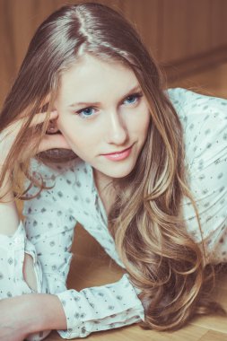 Ahşap zemin, stüdyo portre yalan genç güzel kız