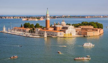 Venice, İtalya - 27 Haziran 2014: Kuş bakışı St Mark's Campanile üzerinden üzerinde Kilisesi, San Giorgio aynı ismi adasında yer alan Maggiore