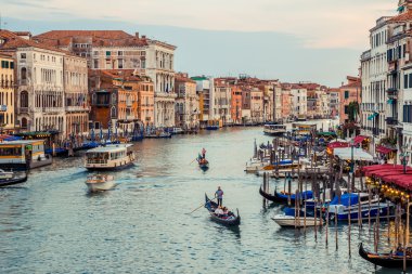 Venice, İtalya - 27 Haziran 2014: Her zamanki yaz akşam sahne Venedik - gondol tarafından büyük Kanal üzerinde yelken turistler. Rialto Köprüsü'nden görüntülemek.