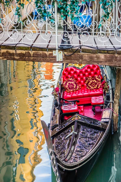 Gôndola de luxo sob ponte em Veneza, Itália — Fotografia de Stock