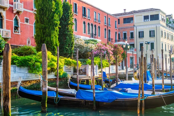 Venice, İtalya - su kanalı üzerinde iskelede demirleyen gondol — Stok fotoğraf
