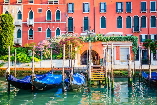 Venice, İtalya - gondol iskelede su kanal