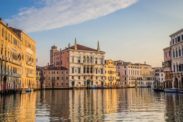 Venetië stadsgezicht in de ochtend - gebouwen langs water kanaal — Stockfoto