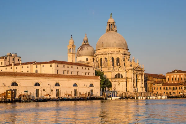 Bazilika Santa Maria della Salute üzerinde Grand Canal, Venice, İtalya — Stok fotoğraf