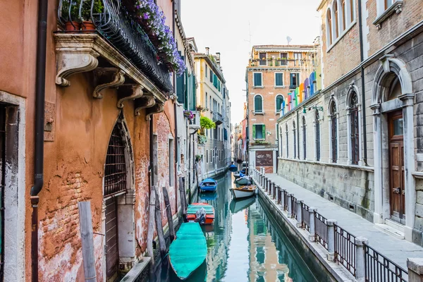 Rua em Veneza - canal de água, barcos e casas residenciais — Fotografia de Stock