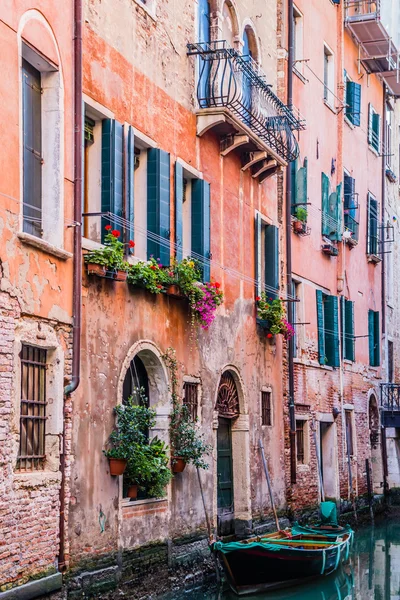 Oud woonhuis op water kanaal in Venetië, Italië — Stockfoto