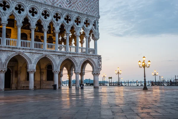 威尼斯，意大利-2014 年 6 月 28 日: 威尼斯城市景观-清晨圣马可宫和京杭大运河从圣马克广场观 — 图库照片
