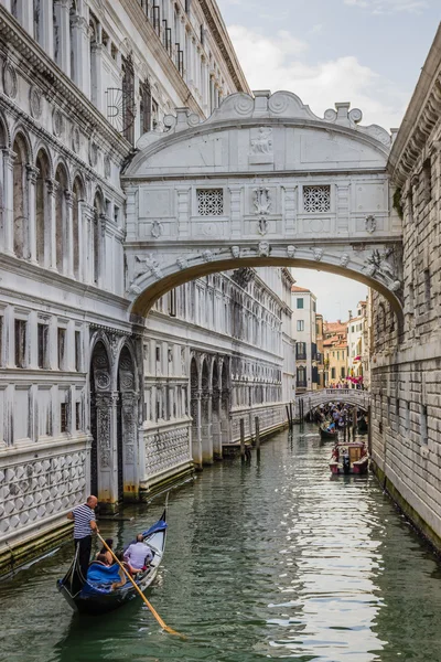 Venice, İtalya - 27 Haziran 2014: turist gondol Bridge of Sighs altında su kanal üzerinde yelken — Stok fotoğraf