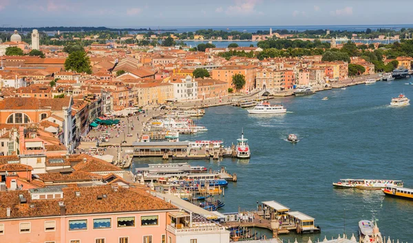 Venice, İtalya - 27 Haziran 2014: Venedik Cityscape - St Mark's Campanile görünümünden büyük Kanal üzerinde hareket quay ve su otobüslerde — Stok fotoğraf