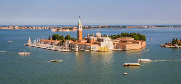 Venice, İtalya - 27 Haziran 2014: St Mark's Campanile panoramik görünümünden Adası ve Kilisesi, San Giorgio Maggiore — Stok fotoğraf