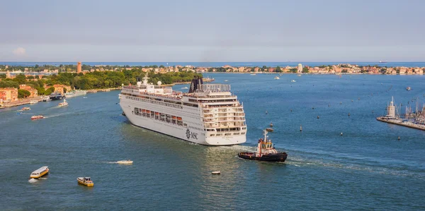 Venice, İtalya - 27 Haziran 2014: Venedik büyük Kanal üzerinde yelken Cruise liner