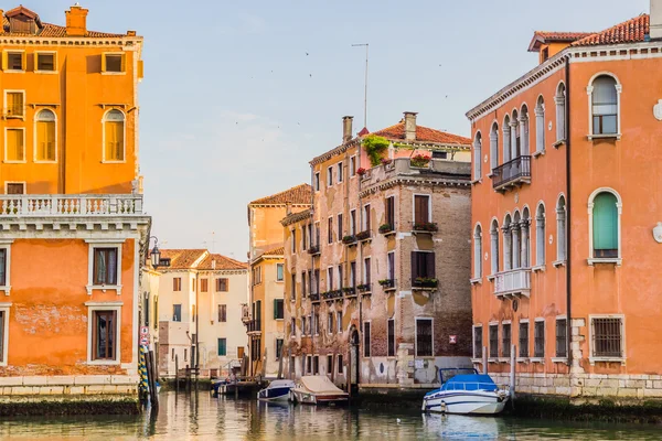 Paisagem urbana de Veneza - casas residenciais e barcos no canal de água — Fotografia de Stock