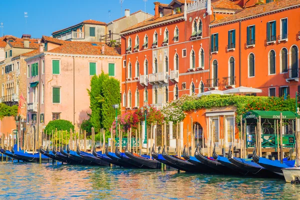 Βενετία, Ιταλία - 28 Ιουνίου 2014: Αστικό τοπίο της Βενετίας - γόνδολες αγκυροβολημένο στο κανάλι του νερού — Φωτογραφία Αρχείου