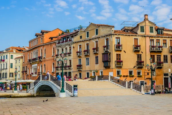 Venice, İtalya - 28 Haziran 2014: Venedik sokaklarında bir yaz sabahı üzerinde yürüyen turist