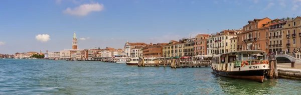 Venice, İtalya - 28 Haziran 2014: Venedik Panorama - Grand canal quay, su otobüsleri ve Binalar görünümünden — Stok fotoğraf