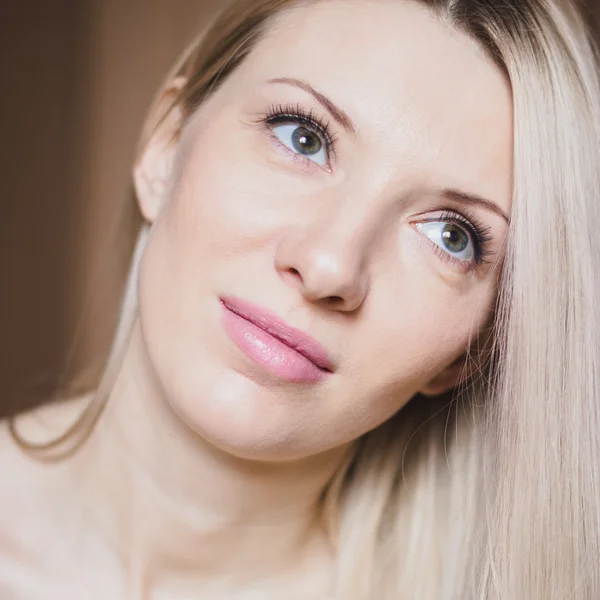 Retrato de una hermosa mujer rubia con maquillaje natural, foto de la cabeza —  Fotos de Stock