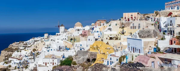 Santorini Island, Yunanistan - 13 Ekim 2014: panoramik Oia Köyü - beyaz evleri ve yel değirmeni ile bulunan Meşhur Mekanlar