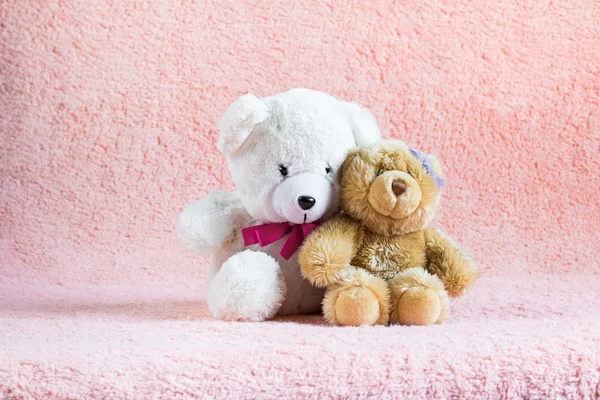 Due orsacchiotti che abbracciano i giocattoli seduti insieme: ragazza e ragazzo. Concetto amore — Foto Stock