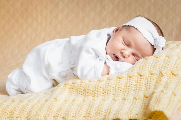 Pasgeboren baby meisje slapen Stockfoto