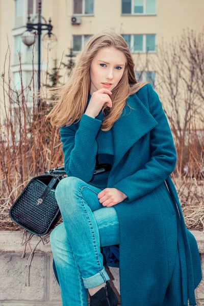 Retrato de cidade de bela menina na moda jovem no casaco, olhar sedutor Imagem De Stock