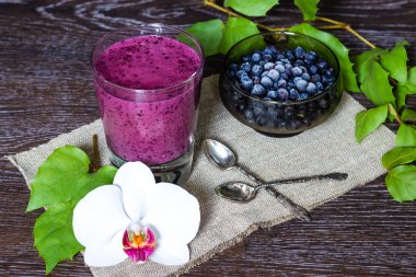 Blueberry smoothie üzerinde koyu renkli ahşap, Natürmort