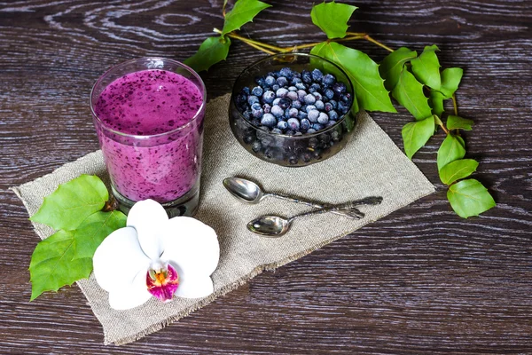 Blueberry smoothie op donker hout, stilleven Stockfoto