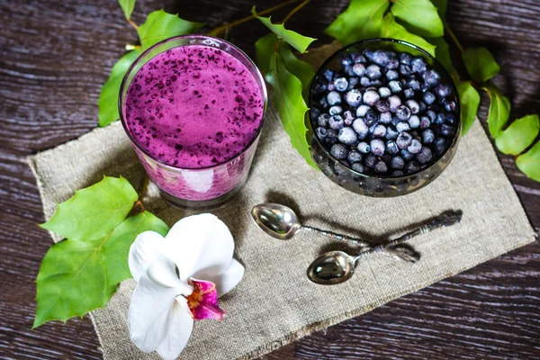 Blueberry smoothie üzerinde koyu renkli ahşap, Natürmort