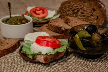 mozzarella ve domates Bruschetta
