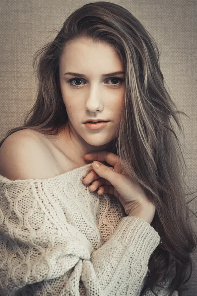 Young beautiful girl looking at camera with questioning glance — Stock Photo, Image