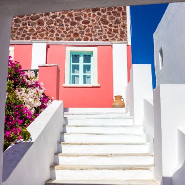 Santorini Island, Yunanistan renkli evine giden merdivenler