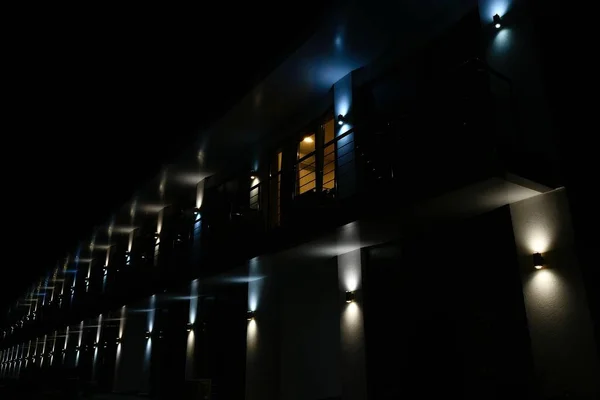Moderne Lichte Residentiële Twee Verdiepingen Tellend Gebouw Met Gloeiende Lampen — Stockfoto