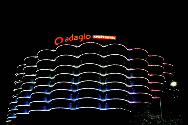 Sochi Russia Październik 2020 Okrągły Budynek Hotelu Apart Adagio Nocy — Zdjęcie stockowe