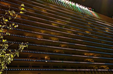 SOCHI, KRASNODAR KRAY, RUSSIA - ECTOBER 2020: Sochi şehrindeki Zhemchuzhina Oteli, bir medya cephesi ve karanlıkta parlayan ismin bir işareti ile binanın dış görünüşünün aydınlatıldığı gece..