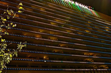 SOCHI, KRASNODAR KRAY, RUSSIA - ECTOBER 2020: Sochi şehrindeki Zhemchuzhina Oteli, bir medya cephesi ve karanlıkta parlayan ismin bir işareti ile binanın dış görünüşünün aydınlatıldığı gece..