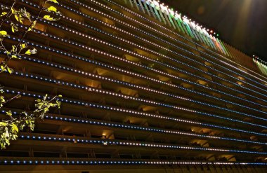 SOCHI, KRASNODAR KRAY, RUSSIA - ECTOBER 2020: Sochi şehrindeki Zhemchuzhina Oteli, bir medya cephesi ve karanlıkta parlayan ismin bir işareti ile binanın dış görünüşünün aydınlatıldığı gece..