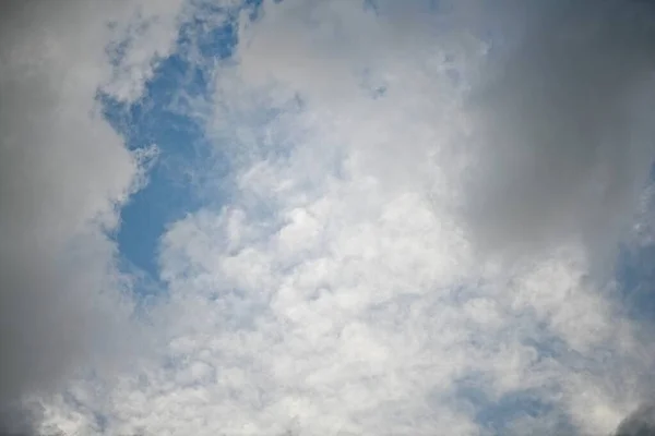 Cielo Azul Claro Con Nubes Grises Blancas Claras Luz Difusa — Foto de Stock
