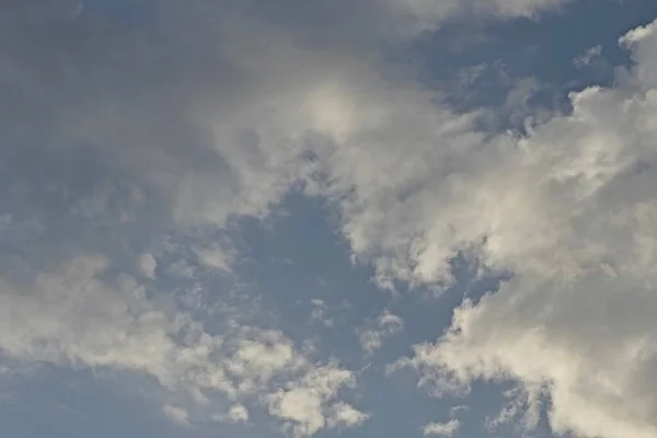 Cielo Azul Claro Con Nubes Grises Blancas Claras Luz Difusa — Foto de Stock