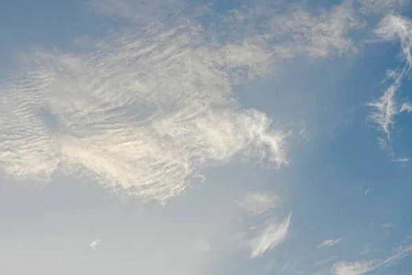 Cielo Azul Claro Con Nubes Grises Blancas Claras Luz Difusa — Foto de Stock