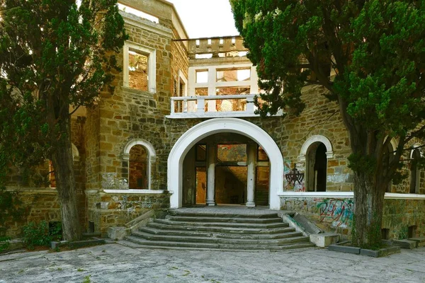 Entrada Principal Com Arco Colunas Antigo Edifício Pedra Abandonada Estilo — Fotografia de Stock