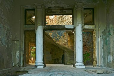 Mülkün manzarası, merdivenler ve döşemeler eski, harap olmuş, modaya uygun bir ev.