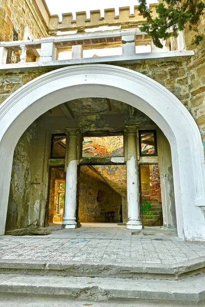 Entrada Principal Con Arco Columnas Antiguo Edificio Piedra Abandonado Estilo — Foto de Stock