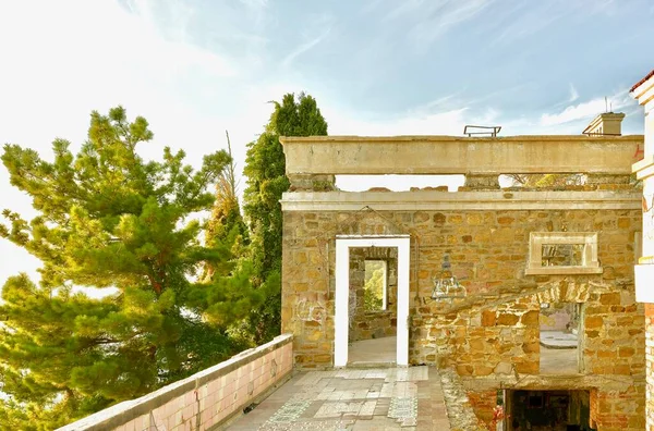 Вид Предместья Лестницы Полы Старого Заброшенного Стильного Дома — стоковое фото