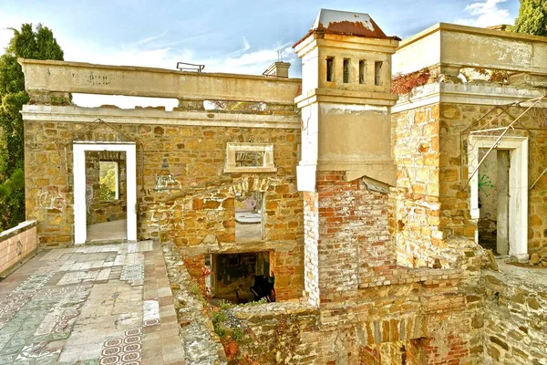 Vista Los Locales Escaleras Pisos Una Antigua Casa Ladrillo Ruinas —  Fotos de Stock